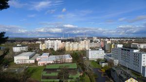 Kralupy nad Vltavou z vyhlídkového altánu na Hostibejku
