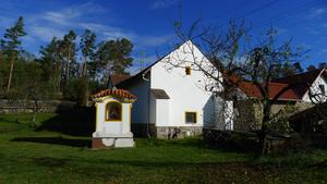 výklenková kaple u silnice z Kamýku na Řadovy