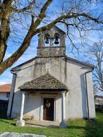 Dolnje Ležeče - kostel Svaté Trojice