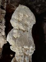 stalagmit nazývaný Briliant - symbol Postojenské jeskyně a slovinského krasu